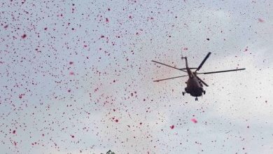 Photo of पैरों के फफोलों तले आते आसमान से गिरते लाल गुलाब !