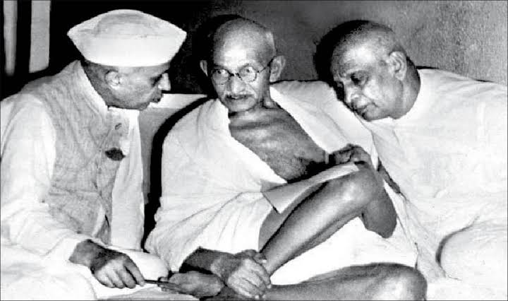 महात्मा गांधी सरदार पटेल और नेहरू के साथ