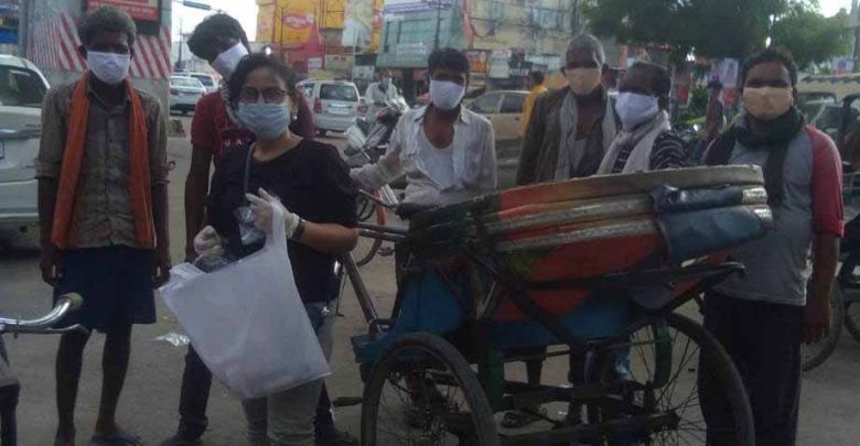 रिक्शाचालकों को मास्क वितरण