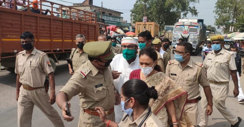 कांग्रेस्स नेता आराधना तिवारी और अजय लल्लू गिरफ़्तार