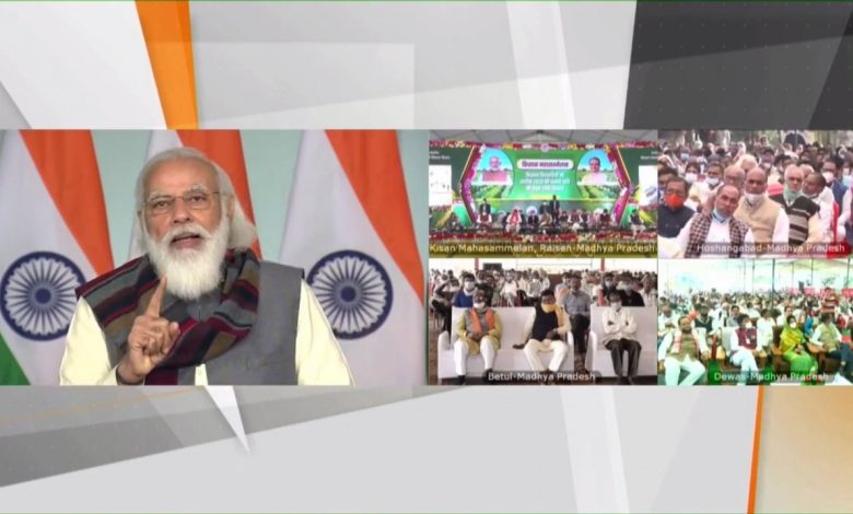 प्रधानमंत्री नरेंद्र मोदी मध्या प्रदेश के किसानों को सम्बोधित करते हुए