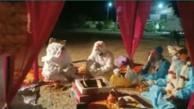 Photo of शादी के दिन कोरोना संक्रमित मिली दुल्हन, पीपीई किट पहनकर जोड़े ने लिए सात फेरे, पढ़े पूरी खबर