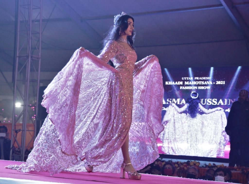 .NAILA ANIS ANSARI WEARING ASMA HUSSAIN DRESSS IN KHADI FASHION SHOW