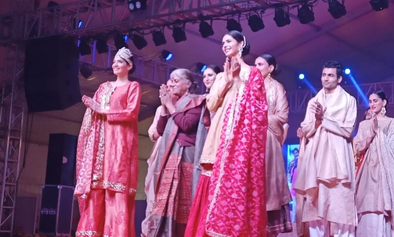 खादी महोत्सव की झलक