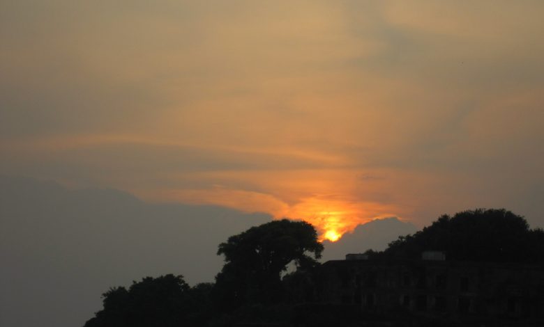 सर पर सूर्य खड़ा है , सामने कंकाल पड़ा है