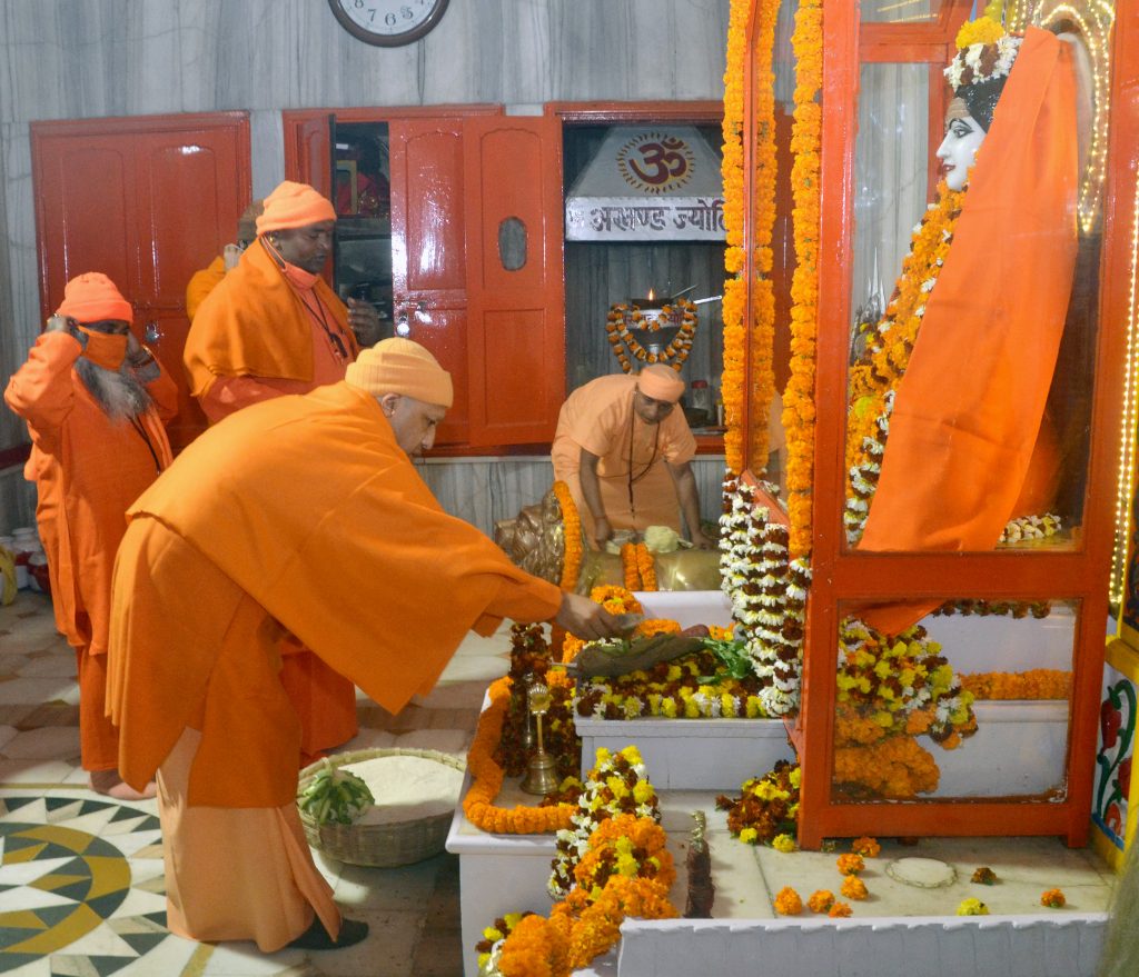 योगी आदित्यनाथ हिंदुत्व का नया चेहरा गोरखनाथ मंदिर में पूजा करते हुए 