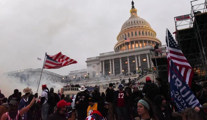 अमेरिका में संसद के बाहर ट्रम्प समर्थकों का हंगामा