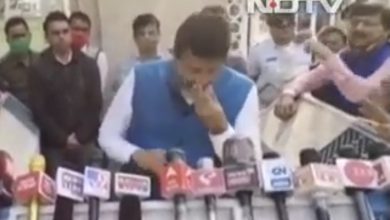 Photo of ममता के मंत्री बनर्जी  प्रेस कांफ्रेंस में रो पड़े
