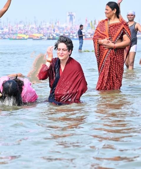प्रियंका गांधी ने अपने बेटा बेटी के साथ आम लोगों की तरह प्रयागराज में गंगा स्नान किया 