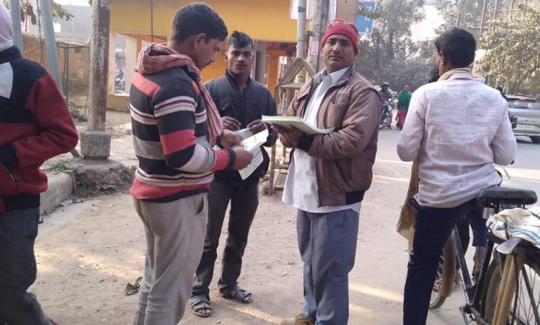 निर्माण श्रमिकों को जागरूक करने के लिए वाराणसी में जन चेतना शिविर