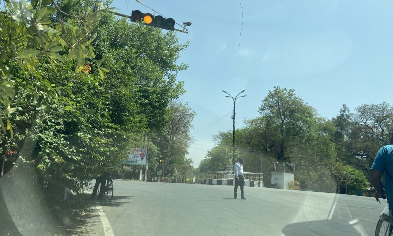 कड़ी धूप में ट्रैफ़िक रोकता सिपाही