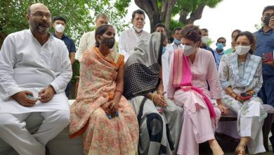 Photo of लखीमपुर पहुंची प्रियंका गांधी,पीड़ित महिलाओं से मिलीं