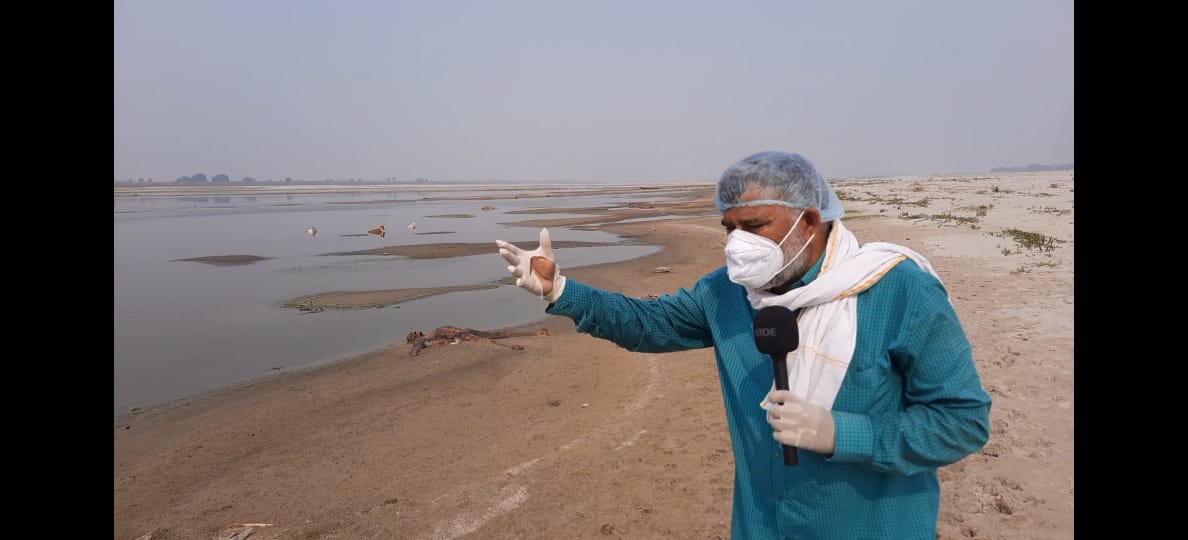 ग़ाज़ीपुर में सामाजिक कार्यकर्ता ब्रज भूषण दुबे गंगा किनारे शवों का निरीक्षण करते हुए
