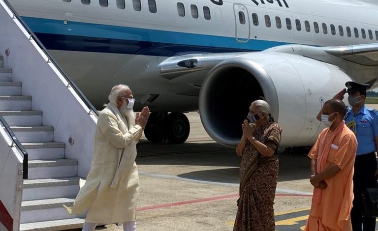 वाराणसी हवाई अड्डे पर प्रधानमंत्री मोदी का स्वागत करते हुए मुख्यमंत्री योगी आदित्यनाथ और राज्यपाल श्रीमती आनंदी बेन पटेल