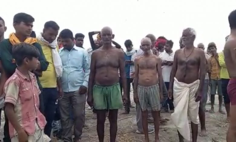 संतक़बीर नगर में ये लोग एक शव यात्रा लेकर जा रहे थे, सत्ताधारी दल के दबंगों ने ब्लॉक प्रमुख चुनाव में वोट के लिए बीडीसी मेम्बर अजय का अपहरण कर लिए जिन्हें अपने पिता को मुखाग्नि देना था.