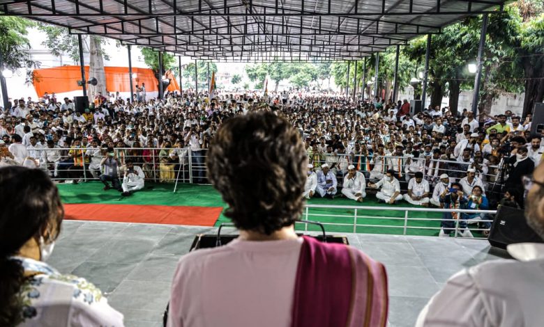 क्या प्रियंका की सक्रियता यूपी में कांग्रेस के लिए कोई सियासी संभावना बना रही है!