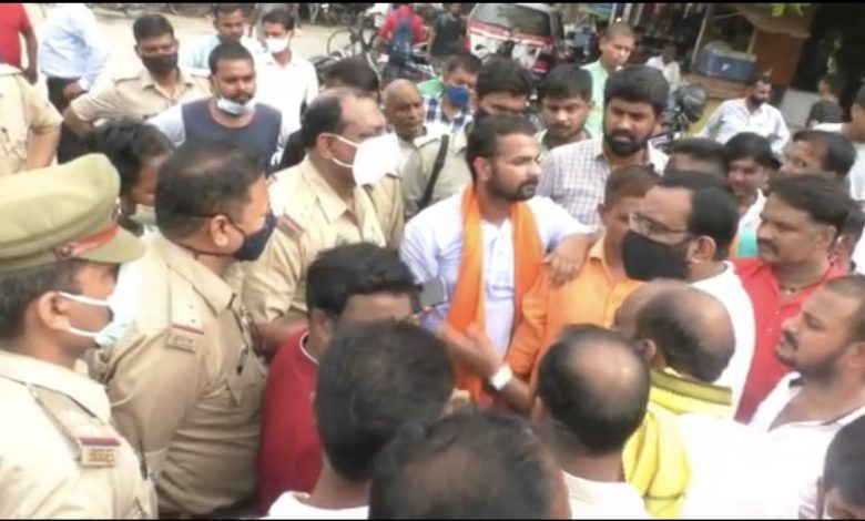 कानपुर में विधायक के बेटे का चौराहे पर तथाकथित इंसाफ़
