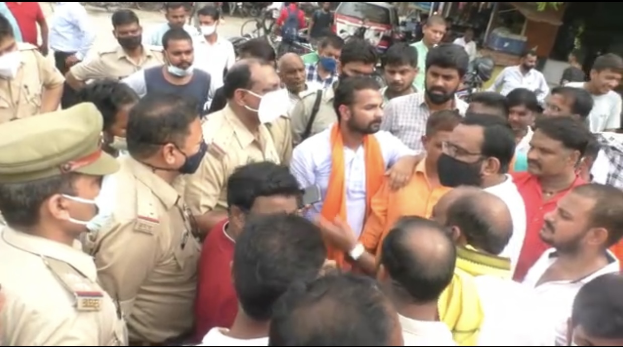 कानपुर में विधायक के बेटे का चौराहे पर तथाकथित इंसाफ़