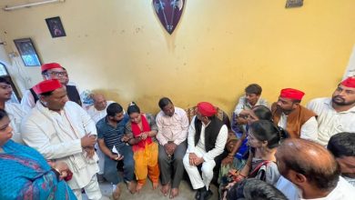 समाजवादी पार्टी अध्यक्ष अखिलेश यादव ने कानपुर में मृत व्यापारी के परिवार से मुलाक़ात की