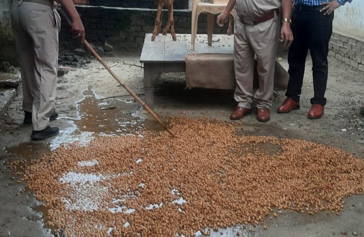 जनपद सुल्‍तानपुर में लहन नष्‍ट करते हुए आबकारी स्‍टाफ