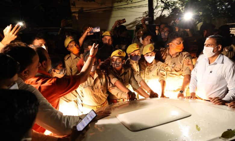 विपक्षी नेताओं को खीरी जाने से रोकती पुलिस