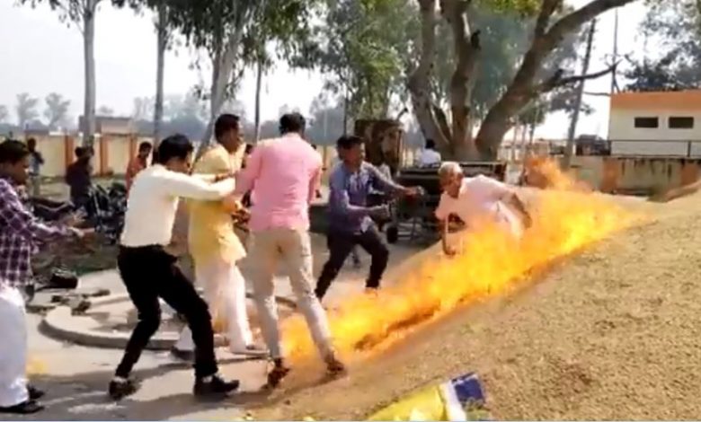 धान न खरीदे जाने से बीजेपी सरकार ने बीजेपी से नाराज हैं लखीमपुर खीरी के किसान