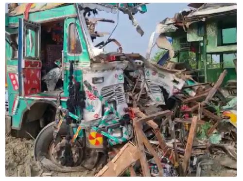 यूपी के बाराबंकी में बड़ा हादसा: बस और ट्रक में भिड़ंत में 13 की मौत