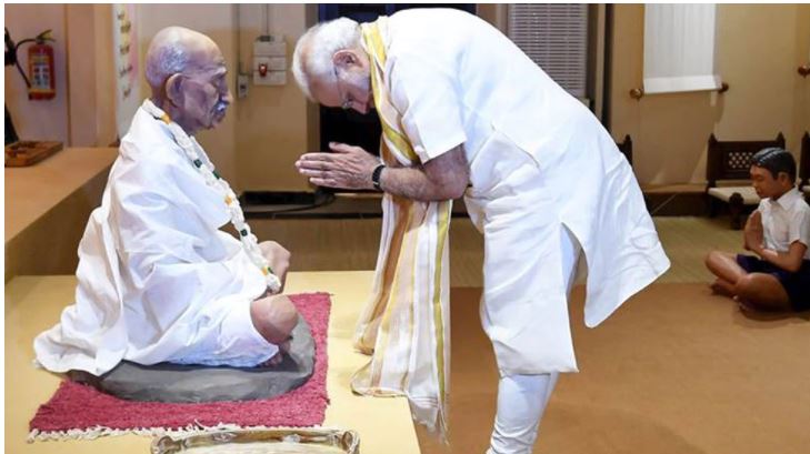 गांधी के सामने नतमस्तक प्रधानमंत्री मोदी 