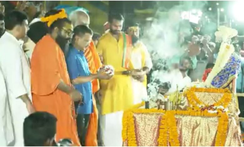 अयोध्या पहुंच मां सरयू की आरती में शामिल हुए केजरीवाल, जानिए क्या है वजह?