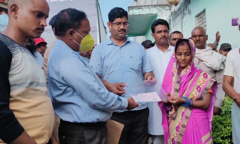 निघासन के दिवंगत पत्रकार रमन कश्यप की पत्नी को एसडीएम, तहसीलदार और सीओ ने 45 लाख रुपये की आर्थिक सहायता राशि की चेक दी गई।