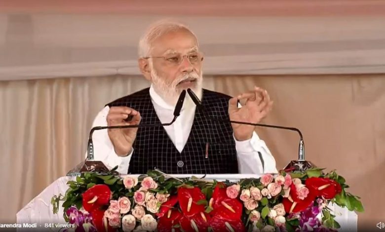 UP: वाराणसी पहुंचकर PM मोदी ने की नौ मेडिकल कॉलेजों की घोषणा