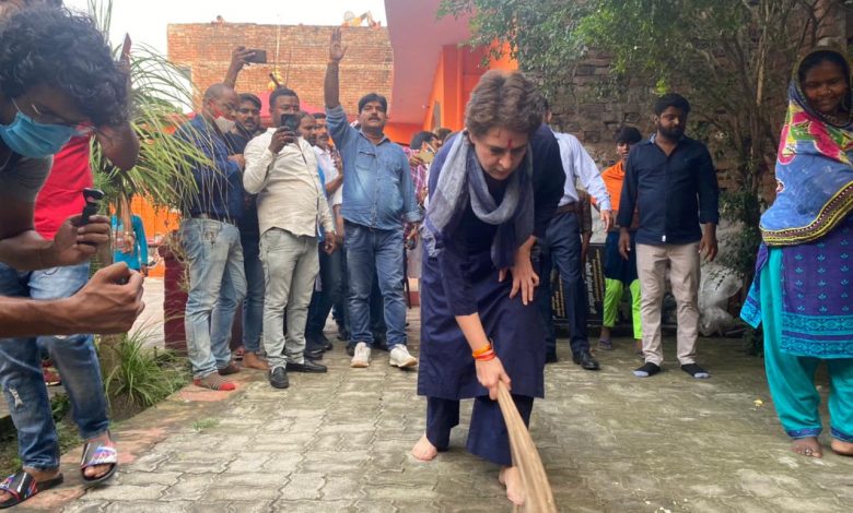 प्रियंका गांधी ने दलित बस्ती में लगाई झाडू
