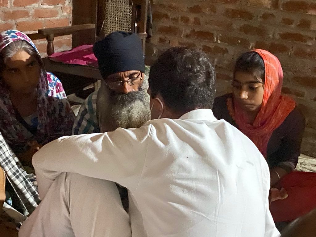 राहुल गांधी लखीमपुर खीरी में पीड़ितों से मिलते हुए 