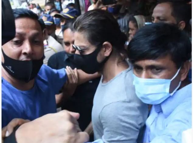 शाहरुख को कैमरे में कैद करने पर बॉलीवुड हस्तियों ने प्रेस पर निकाला गुस्सा