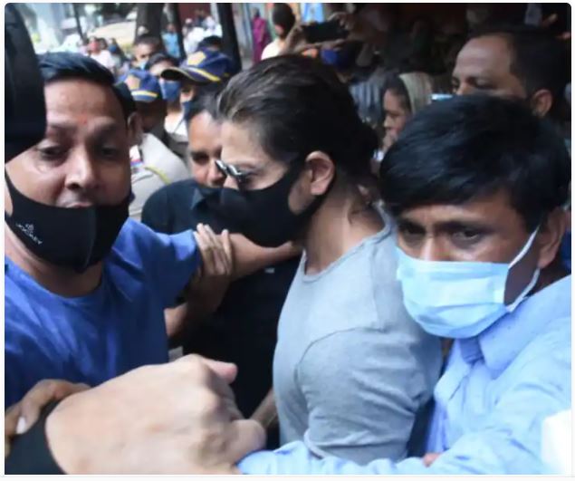 शाहरुख को कैमरे में कैद करने पर बॉलीवुड हस्तियों ने प्रेस पर निकाला गुस्सा