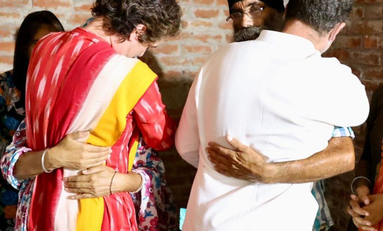 राहुल गांधी और प्रियंका गांधी खीरी में पीड़ित परिवार से मिलते हुए