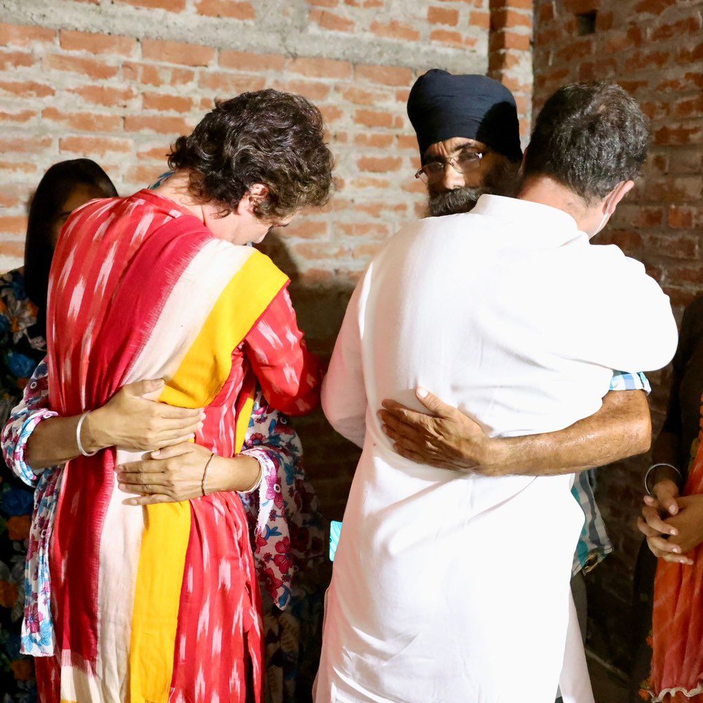 राहुल गांधी और प्रियंका गांधी खीरी में पीड़ित परिवार से मिलते हुए