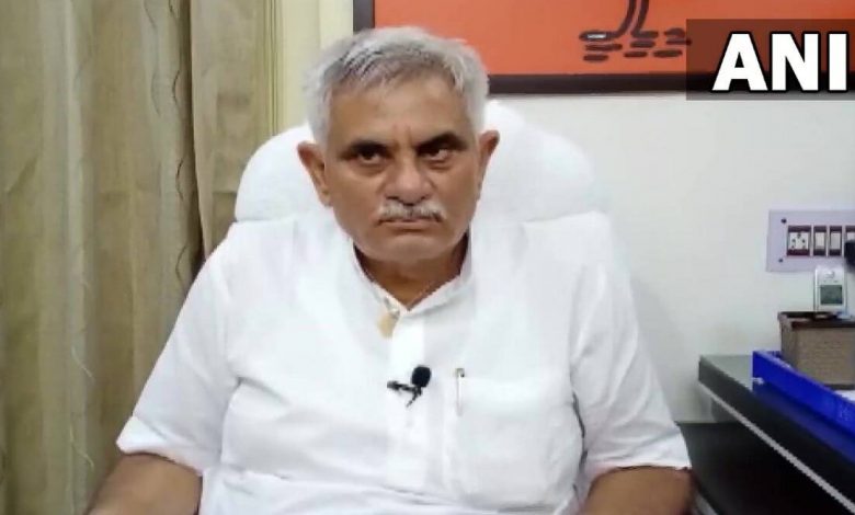 पीएम मोदी को लाइव देख रहे थे बीजेपी नेता, किसानों ने बनाया बंधक