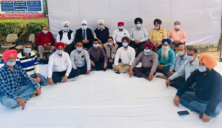 सड़कों पर भजन गाने को क्यों मजबूर हुए करोड़पति उद्योगपति