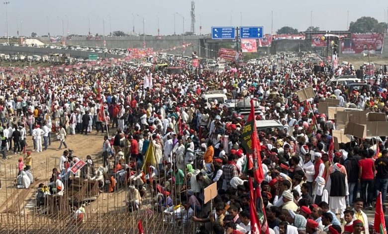 पूर्वांचल एक्सप्रेस-वे पर उमड़ा सपाईयों का जनसैलाब