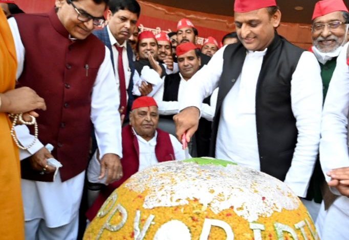 सपा प्रमुख अखिलेश यादव ने मनाया पिता मुलायम सिंह यादव का जन्मदिन