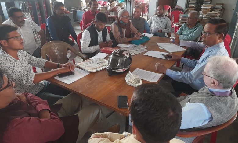 सर्वोदय कार्यकर्ताओं द्वारा विचार गोष्ठी का आयोजन विश्व विभूति पुस्तकालय में किया गया