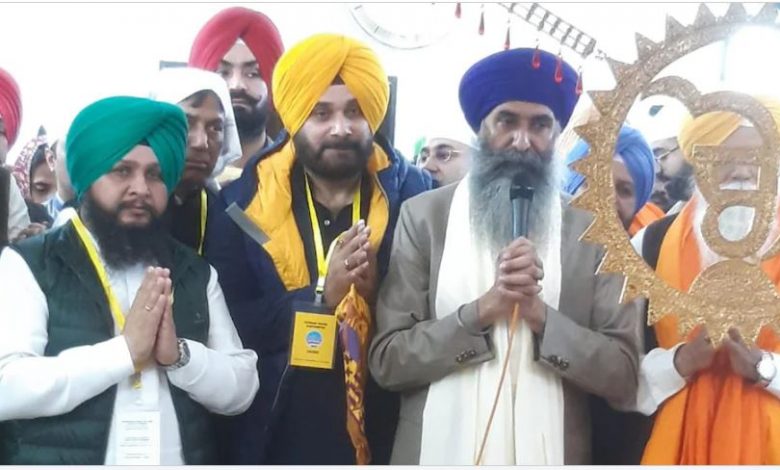 इमरान खान को बड़ा भाई बोलकर फिर विवादों में घिरे नवजोत सिद्धू, बीजेपी ने उठाये सवाल