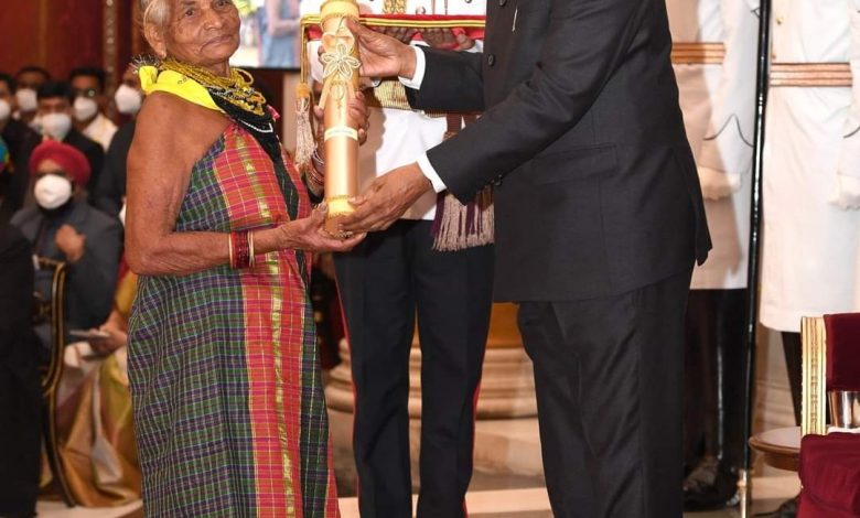 खेत की पगडंडियो से नंगे पांव राष्ट्रपति भवन पहुंच पद्मश्री सम्मान लेने वाली तुलसी गौड़ा को आइए जानें