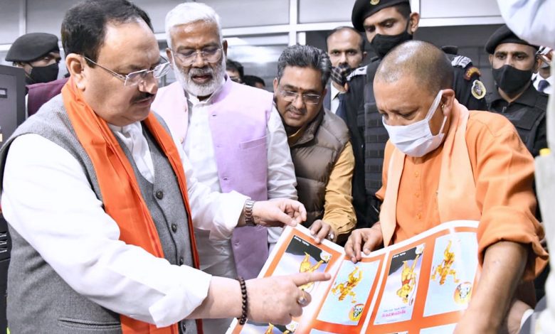 गोरखपुर स्थित गीता प्रेस पहुंचे योगी आदित्यनाथ और जेपी नड्डा