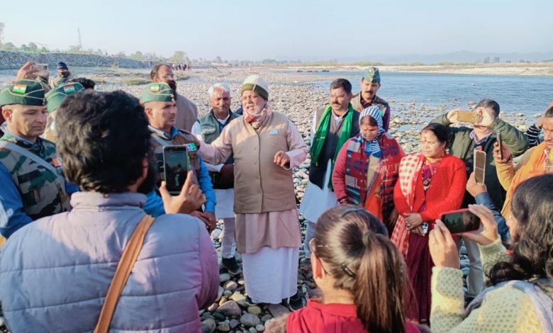 खनन माफियाओं और गंगा प्रेमियों की बहस के बाद गंगा में हो रहे खनन को रोका गया