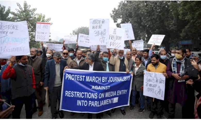 सरकार पर फूटा पत्रकारों का गुस्सा, ममता बनर्जी समेत कई नेताओं का मिला समर्थन