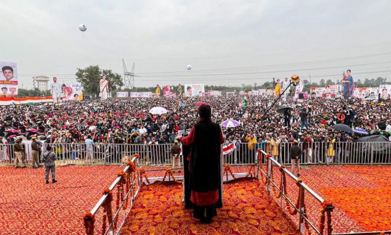 ससुराल पहुंच मोदी-योगी, सपा बसपा, सब पर जमकर बरसीं प्रियंका, खोली सबकी पोल