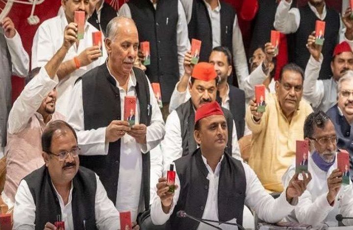 समाजवादी इत्र के कारोबारी के घर छापे पर BJP और SP के बीच ठनी, सोशल मीडिया पर चल रही उठापटक