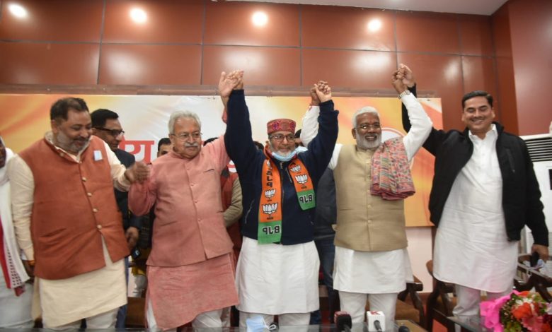 समाजवादी पार्टी के नेता शतरुद्र प्रकाश भाजपा में शामिल हुए